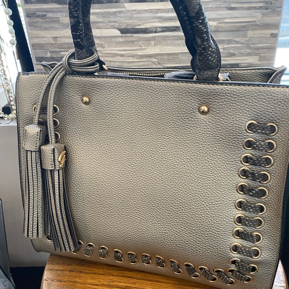 Galian Olive Handbag With Tassell - Picture 2 of 9